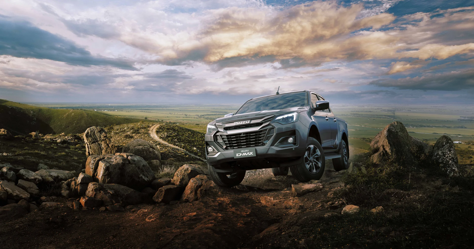 Isuzu D-Max pikaps sarkans un balts
